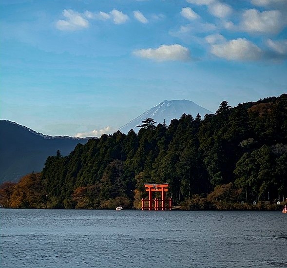 lake ashi with Fuji mountain