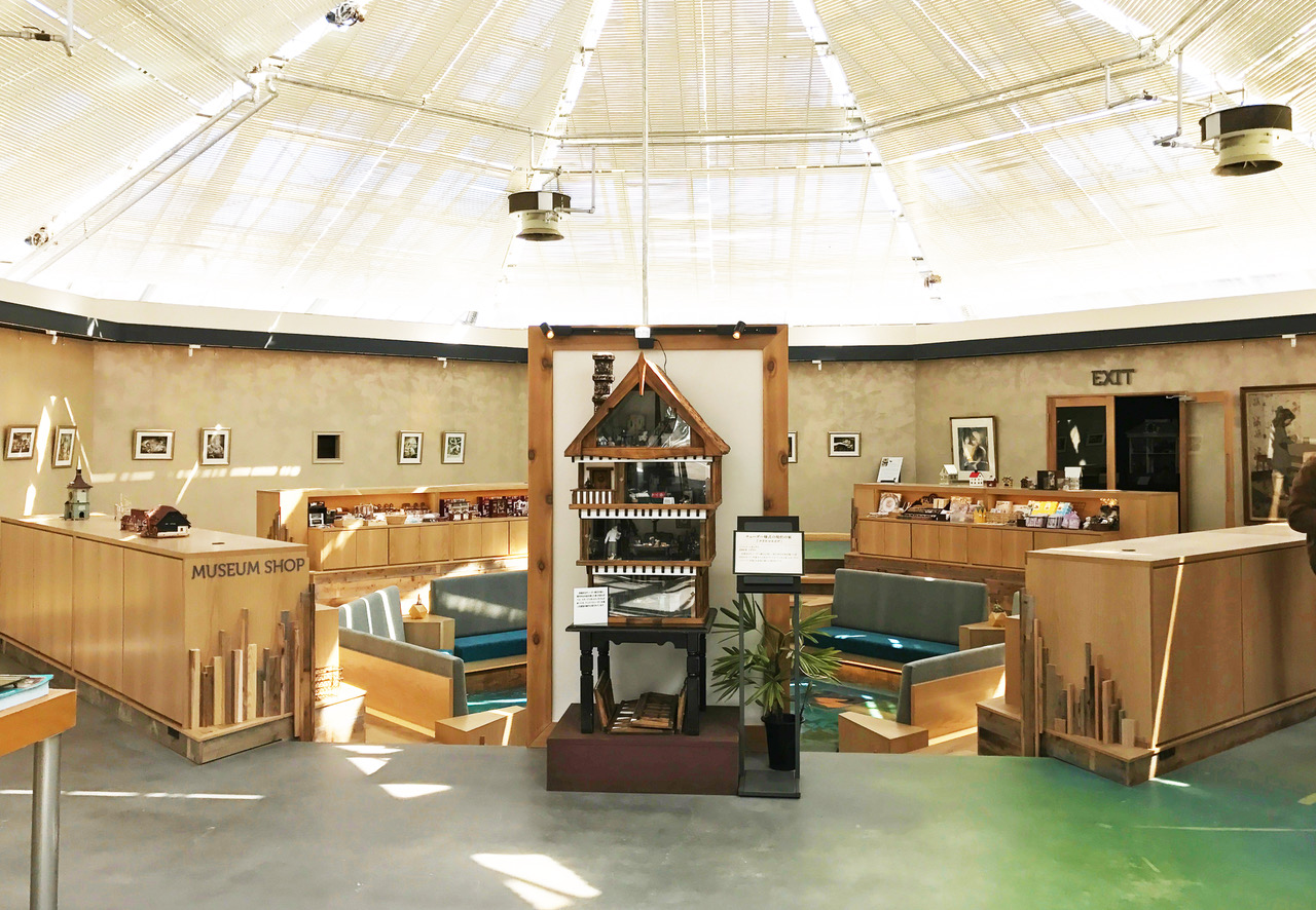 doll house museum hakone inside